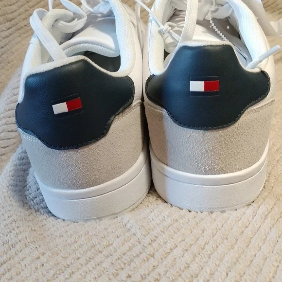 Tommy Hilfiger white casual shoes classic lace up sneakers. - Picture 3 of 7